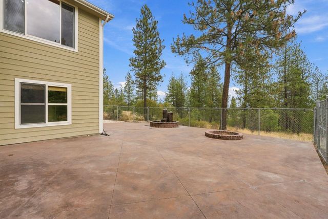 8322 W Cross Cut Rd, Deer Park, WA 99006