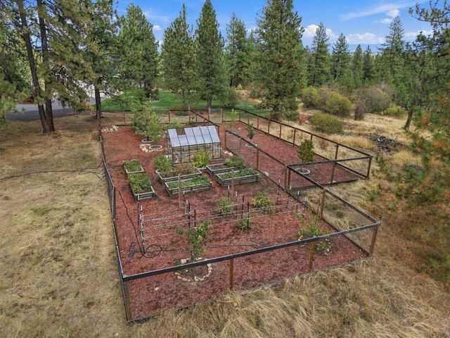 8322 W Cross Cut Rd, Deer Park, WA 99006