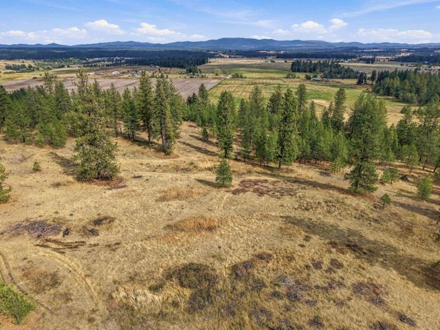 8322 W Cross Cut Rd, Deer Park, WA 99006