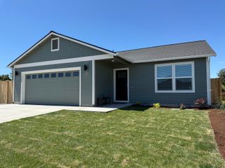 734 NE Rickenbacker Road, Madras, OR 97741
