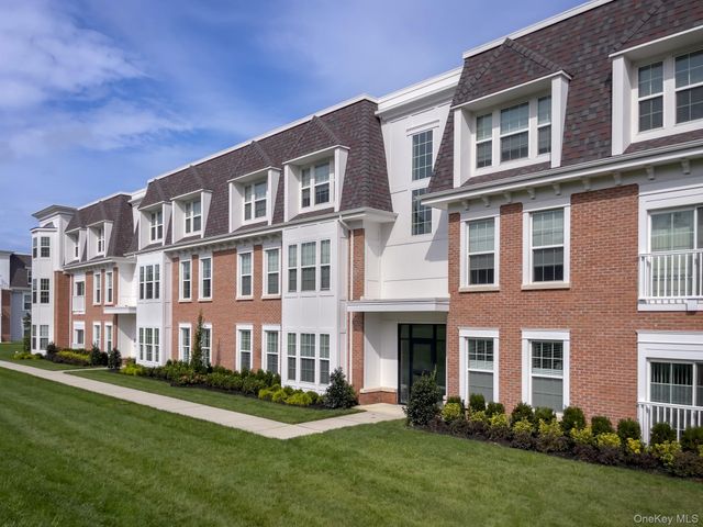 75 Circle Drive 75-110, Central Islip, NY 11722