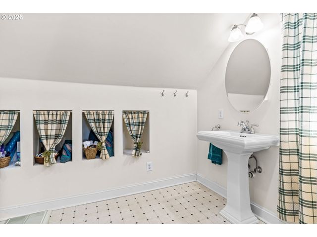 1960 ALDER St, Eugene, OR 97405