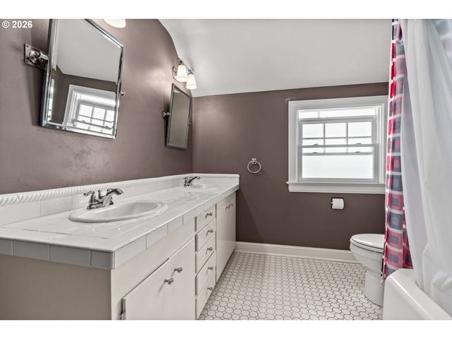 1960 ALDER St, Eugene, OR 97405