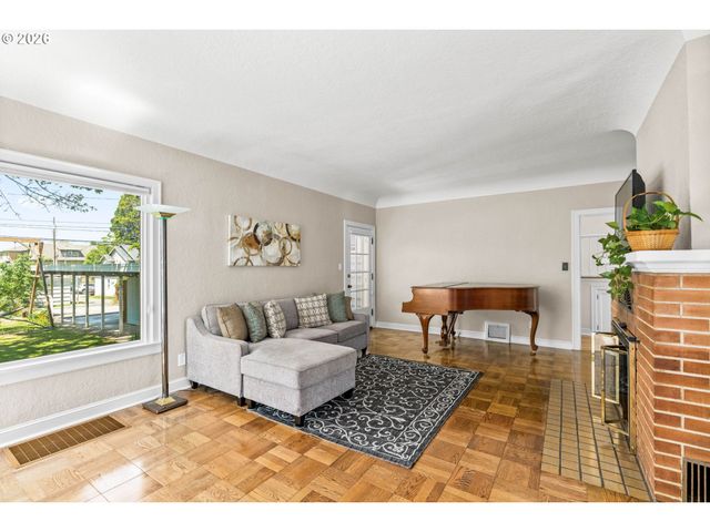 1960 ALDER St, Eugene, OR 97405