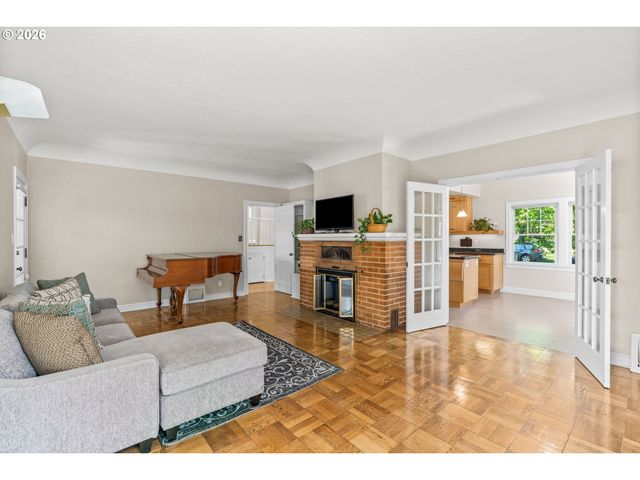 1960 ALDER St, Eugene, OR 97405