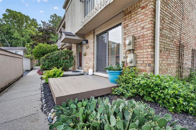 1439 Oakbrook, Rochester Hills, MI 48307