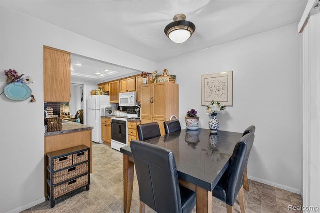 1439 Oakbrook, Rochester Hills, MI 48307