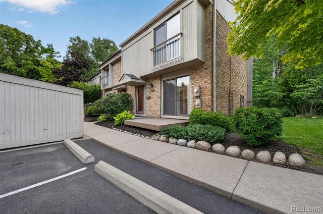 1439 Oakbrook, Rochester Hills, MI 48307