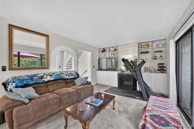 1439 Oakbrook, Rochester Hills, MI 48307