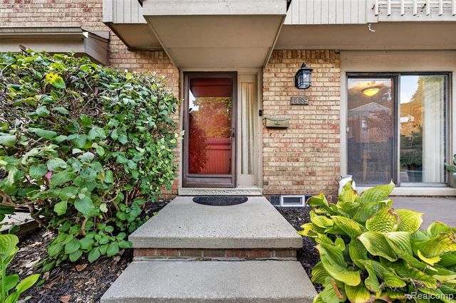 1439 Oakbrook, Rochester Hills, MI 48307