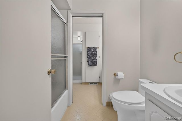 1439 Oakbrook, Rochester Hills, MI 48307