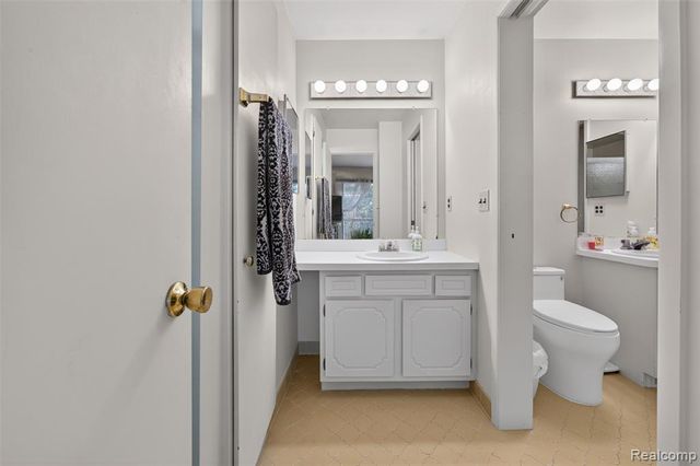 1439 Oakbrook, Rochester Hills, MI 48307