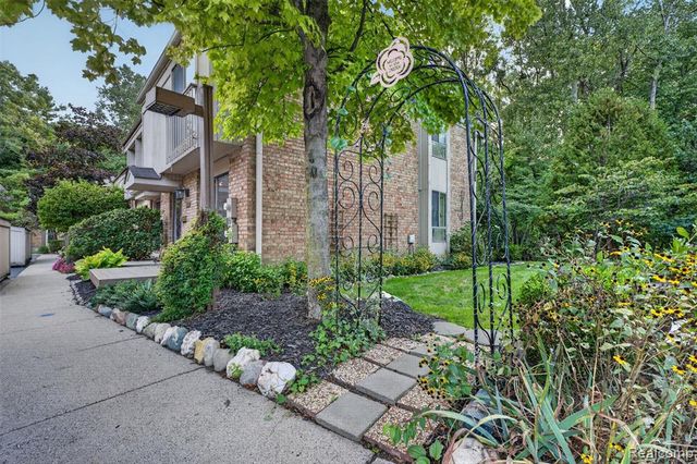 1439 Oakbrook, Rochester Hills, MI 48307