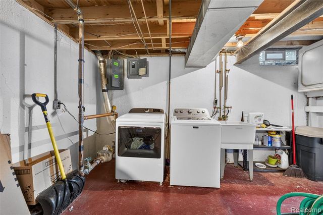 1439 Oakbrook, Rochester Hills, MI 48307