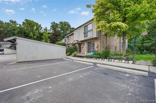 1439 Oakbrook, Rochester Hills, MI 48307