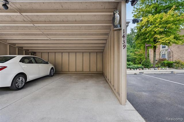 1439 Oakbrook, Rochester Hills, MI 48307