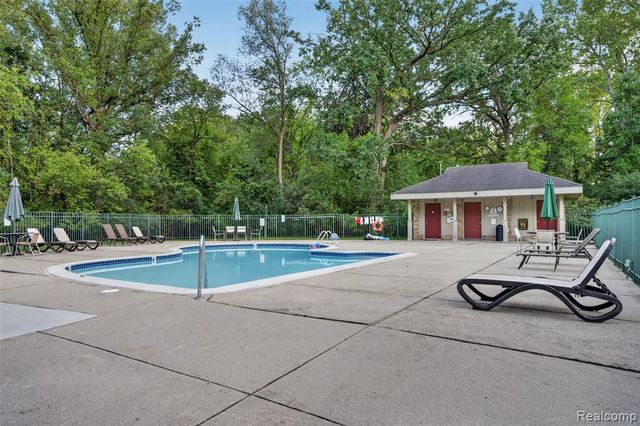 1439 Oakbrook, Rochester Hills, MI 48307