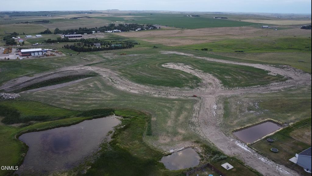 4527 Blackstone Lane NW, Mandan, ND 58554 photo 2
