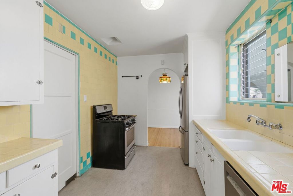 Image 10 of property listing at 1042 S Crescent Heights Boulevard, Los Angeles, CA 90035