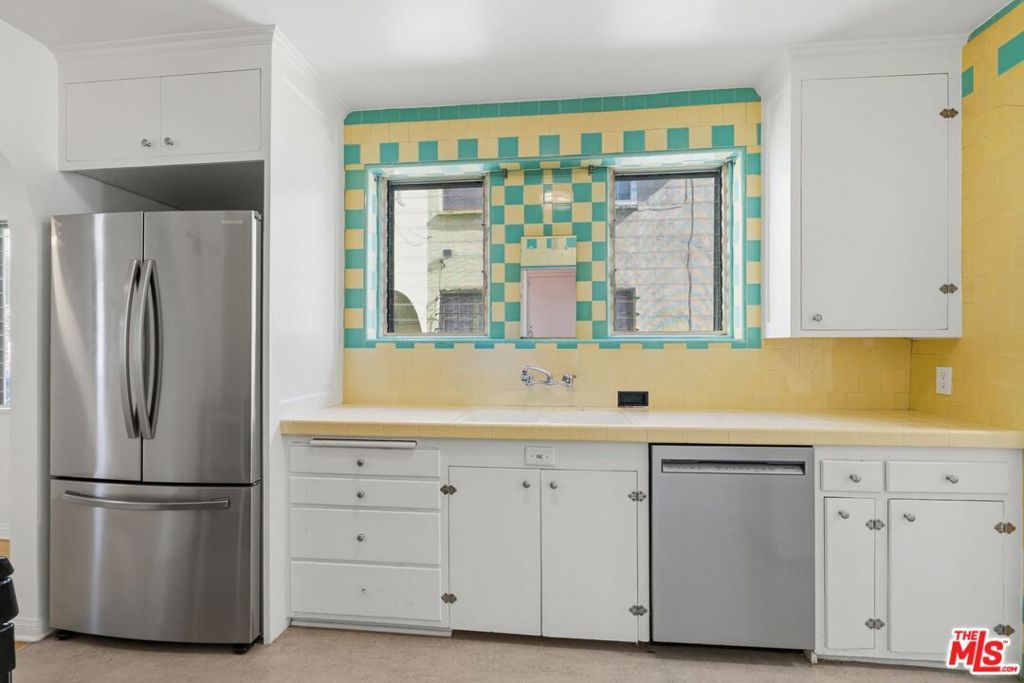 Image 11 of property listing at 1042 S Crescent Heights Boulevard, Los Angeles, CA 90035