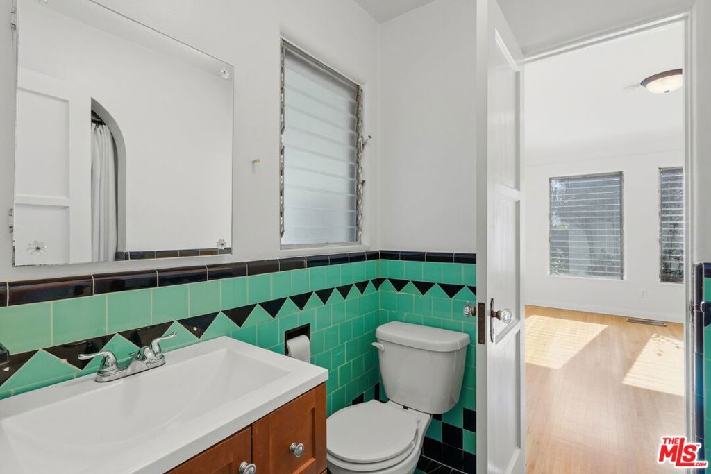 Image 13 of property listing at 1042 S Crescent Heights Boulevard, Los Angeles, CA 90035