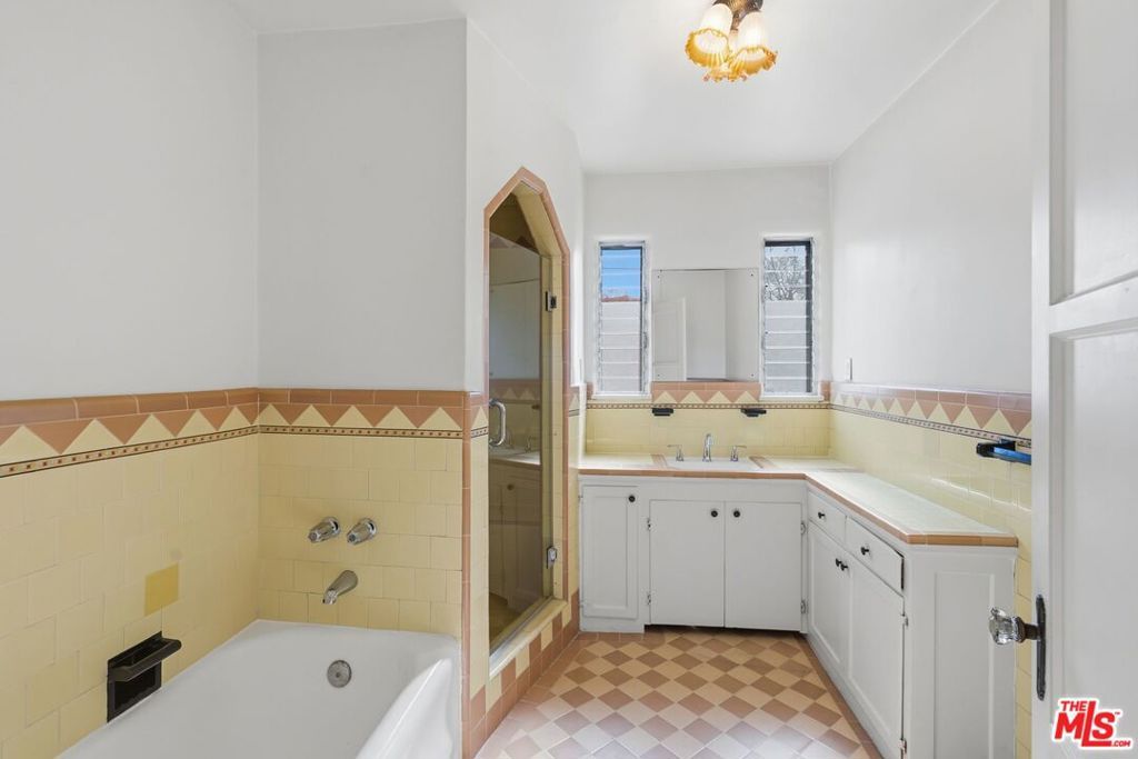 Image 15 of property listing at 1042 S Crescent Heights Boulevard, Los Angeles, CA 90035