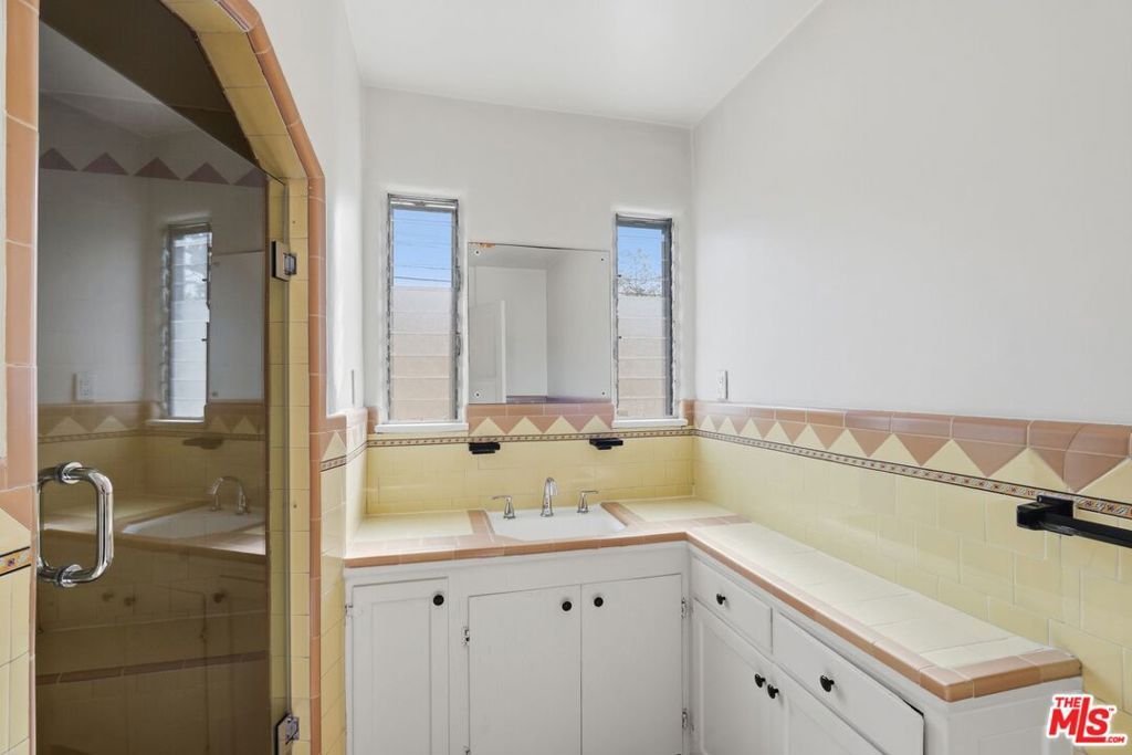 Image 16 of property listing at 1042 S Crescent Heights Boulevard, Los Angeles, CA 90035