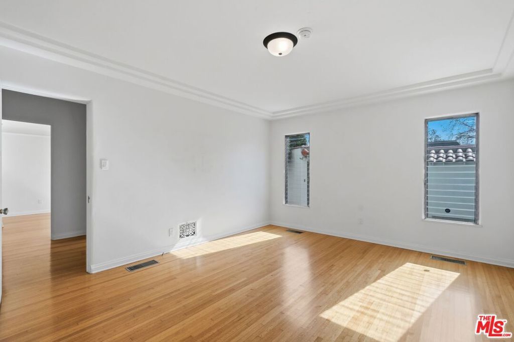 Image 17 of property listing at 1042 S Crescent Heights Boulevard, Los Angeles, CA 90035