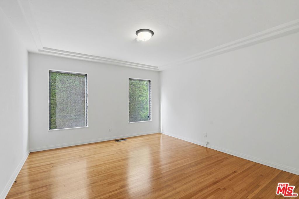 Image 19 of property listing at 1042 S Crescent Heights Boulevard, Los Angeles, CA 90035