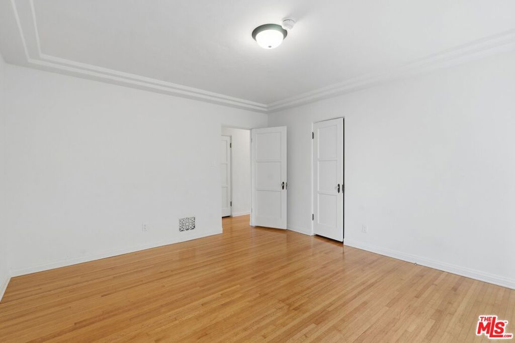 Image 20 of property listing at 1042 S Crescent Heights Boulevard, Los Angeles, CA 90035