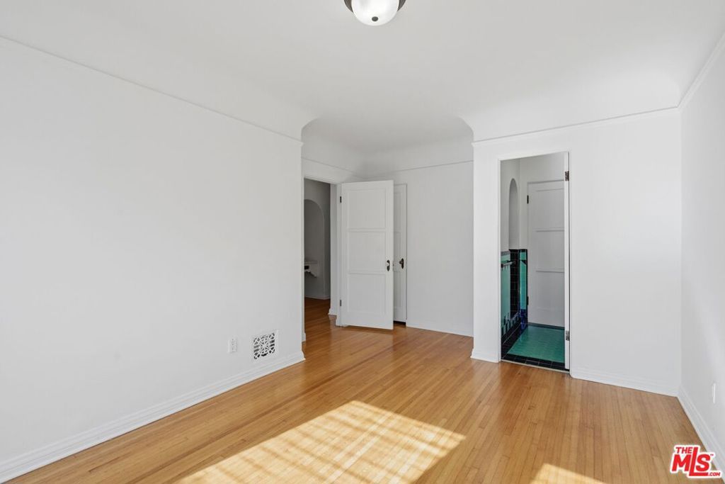 Image 21 of property listing at 1042 S Crescent Heights Boulevard, Los Angeles, CA 90035