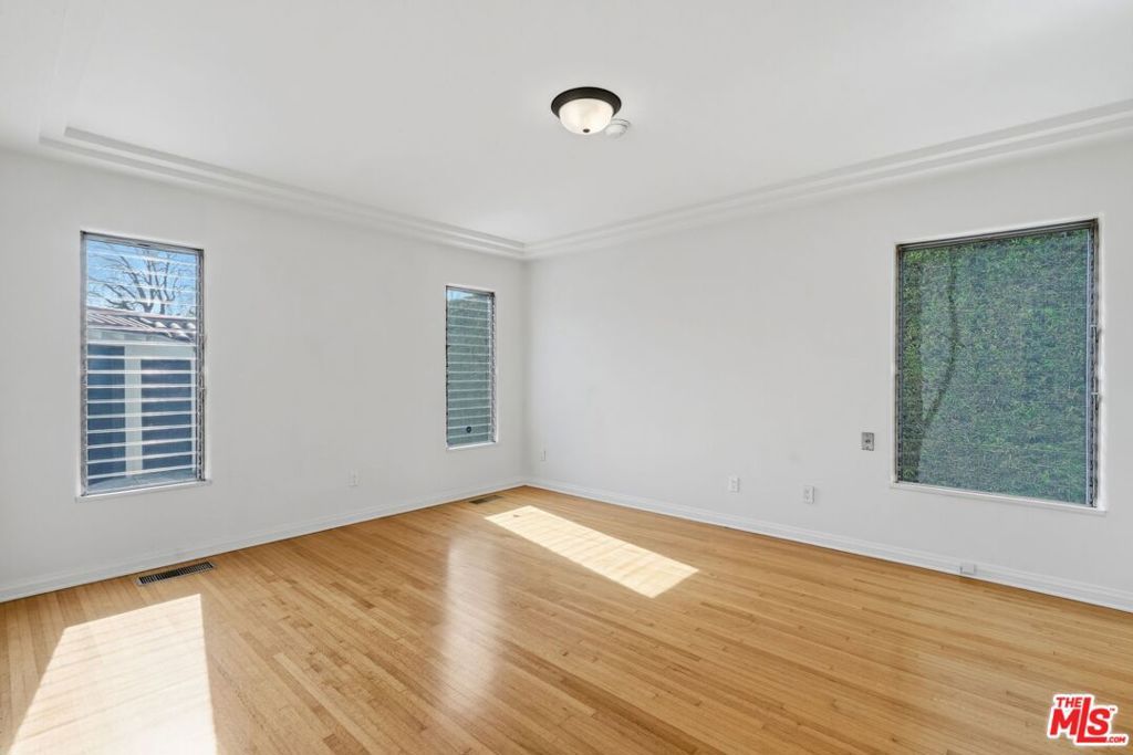 Image 23 of property listing at 1042 S Crescent Heights Boulevard, Los Angeles, CA 90035