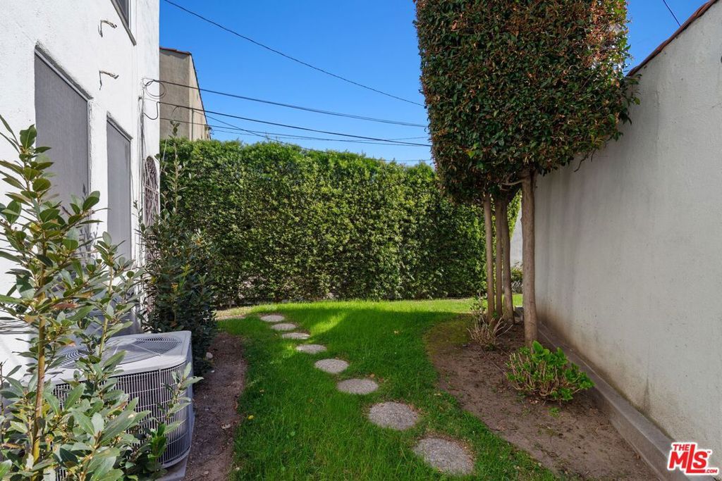 Image 24 of property listing at 1042 S Crescent Heights Boulevard, Los Angeles, CA 90035