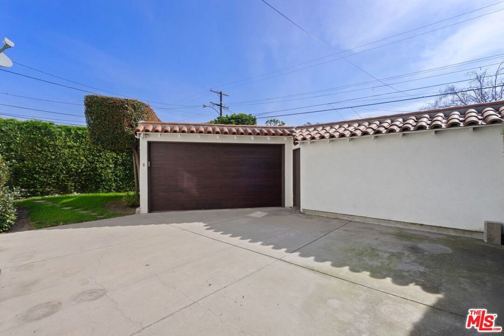 Image 25 of property listing at 1042 S Crescent Heights Boulevard, Los Angeles, CA 90035
