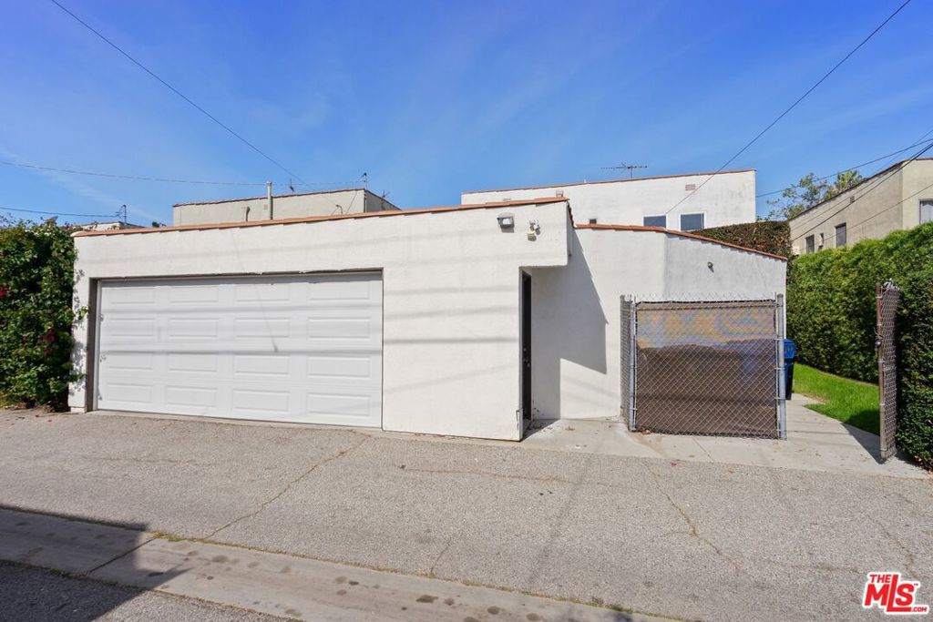 Image 26 of property listing at 1042 S Crescent Heights Boulevard, Los Angeles, CA 90035
