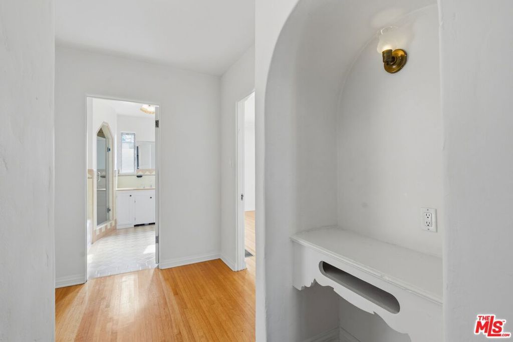 Image 8 of property listing at 1042 S Crescent Heights Boulevard, Los Angeles, CA 90035