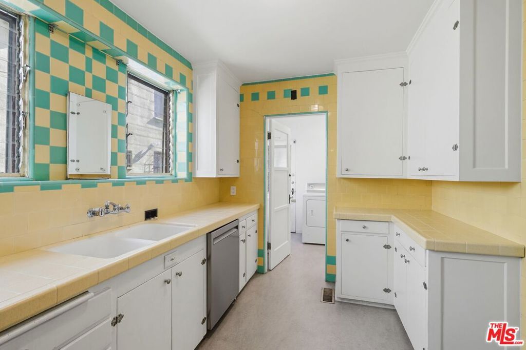 Image 9 of property listing at 1042 S Crescent Heights Boulevard, Los Angeles, CA 90035