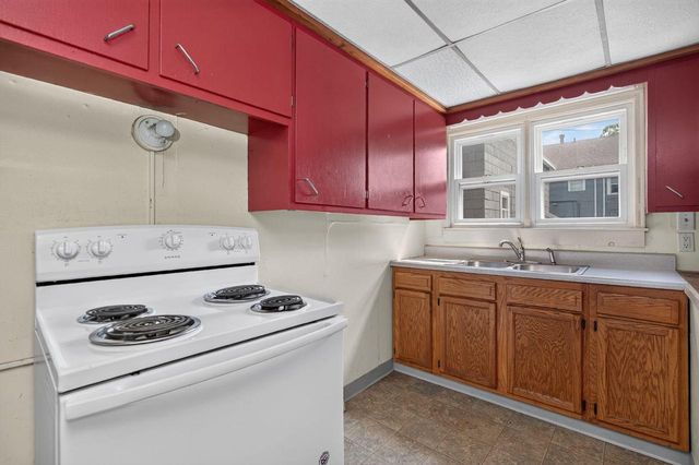 1129 W NEW YORK AVENUE, Oshkosh, WI 54901