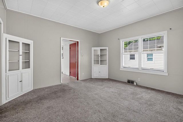 1129 W NEW YORK AVENUE, Oshkosh, WI 54901