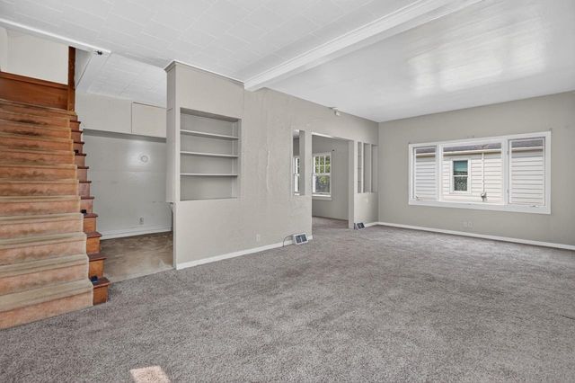 1129 W NEW YORK AVENUE, Oshkosh, WI 54901