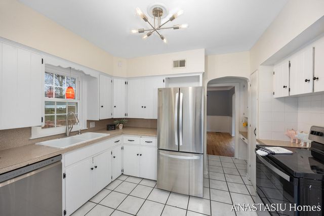 870 Mayhew Wood Drive, Grand Rapids, MI 49507