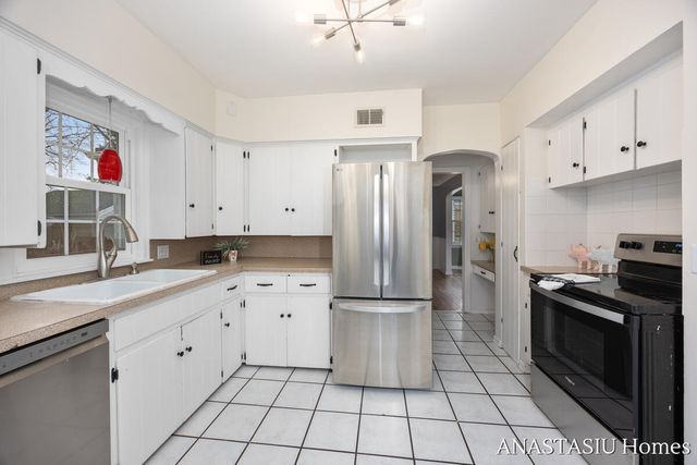 870 Mayhew Wood Drive, Grand Rapids, MI 49507