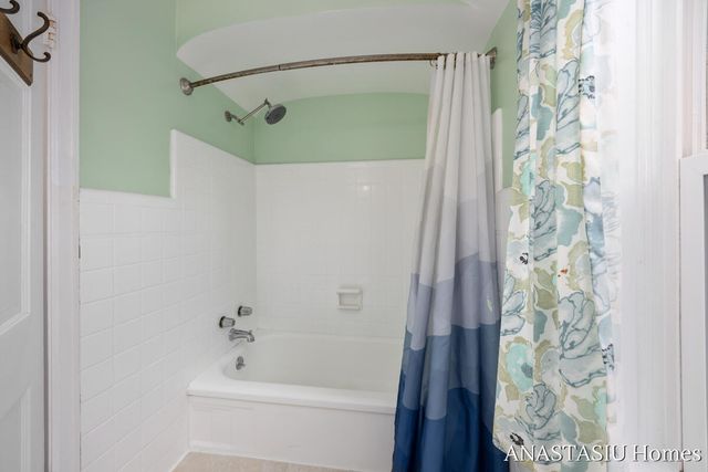 870 Mayhew Wood Drive, Grand Rapids, MI 49507