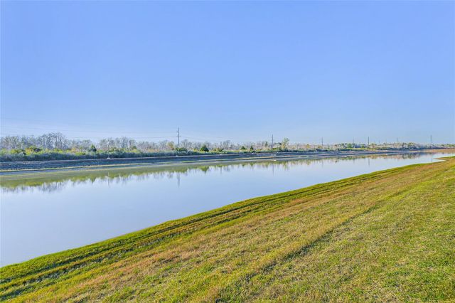 405 Lake Line Drive, Alvin, TX 77511