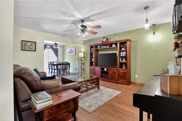 9930 N Cherry Drive, Kansas City, MO 64155