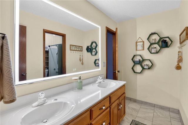 9930 N Cherry Drive, Kansas City, MO 64155