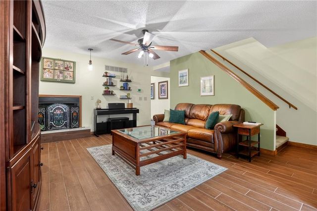 9930 N Cherry Drive, Kansas City, MO 64155