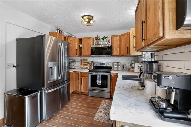 9930 N Cherry Drive, Kansas City, MO 64155