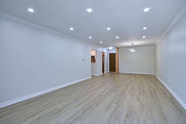 945 E Kenilworth Avenue 325, Palatine, IL 60074