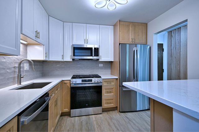945 E Kenilworth Avenue 325, Palatine, IL 60074